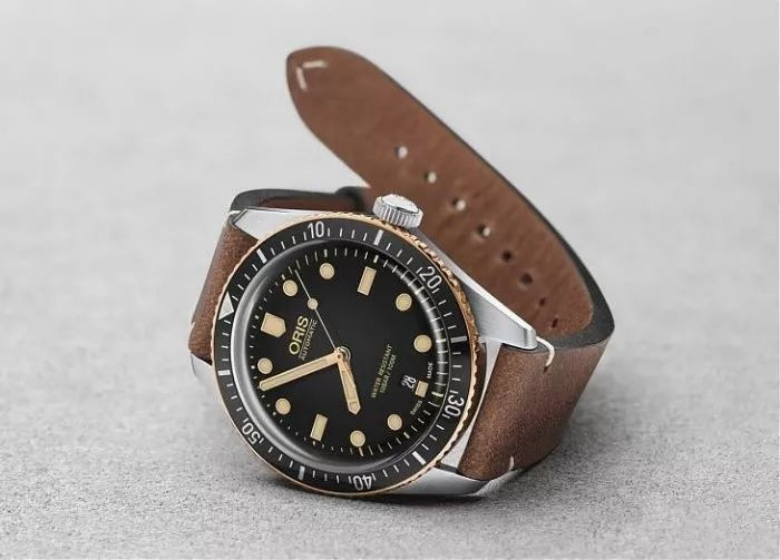 Black dials fake watches present a retro style.