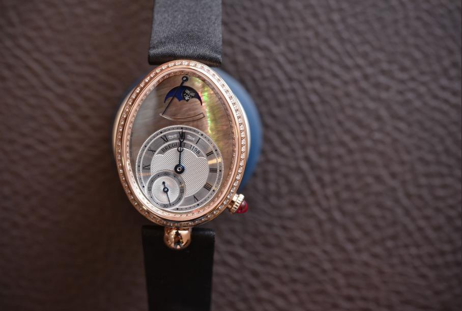 The 18k rose gold fake watches are decorated with diamonds.