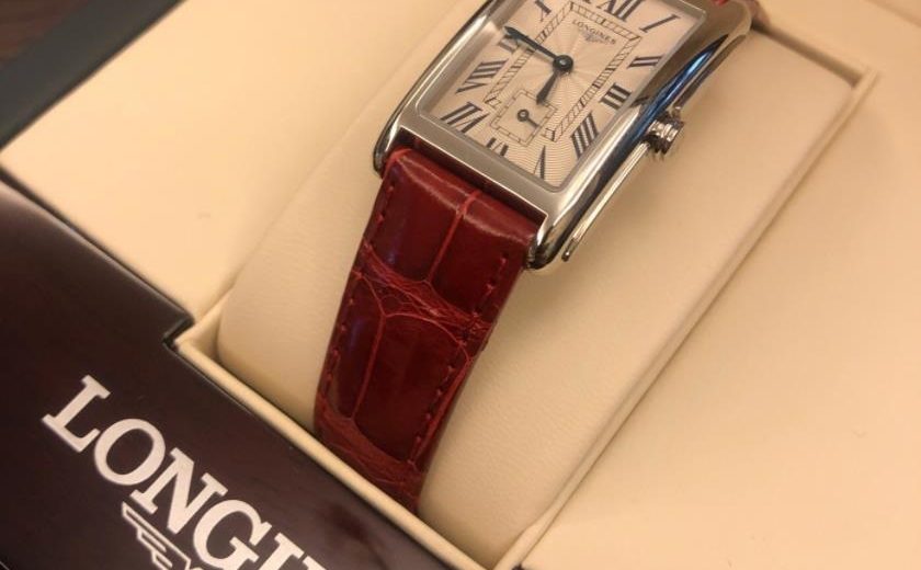 The red leather straps fake watches have silvery dials.